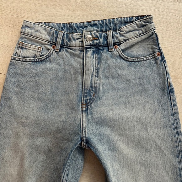 Monki Kimomo High Relaxed Light Wash Denim Jeans Womens Size 27 Mom Skater - Picture 2 of 11